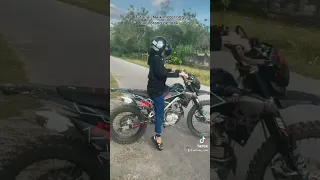 Tutorial Naik motor tinggi bagi orang pendek😁