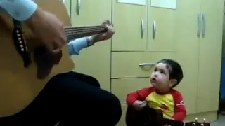 Niño canta con su padre como los beatles   YouTube