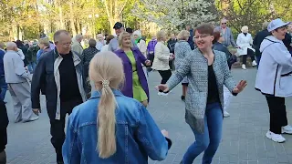 "НЕДОТРОГА"... звучит на танцполе в Гомельском парке...23.04.2023года.