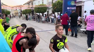 Llegada a meta del vencedor de la X Carrera Urbana Nocturna “Casco Histórico de Lopera”.