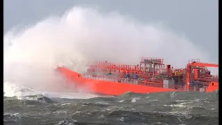 Giant Oil Tanker Ships VS Rogue Waves In Massive Storm