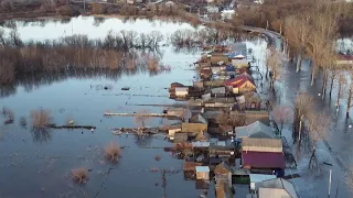 Первые этажи домов затоплены, воды по пояс. Паводки наводнили несколько регионов России