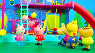 Peppa Pig Goes to the Bouncy Ball Birthday! Toy Videos For Toddlers and Kids