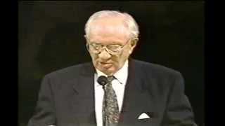 Gordon B. Hinckley Makes The Congregation Laugh