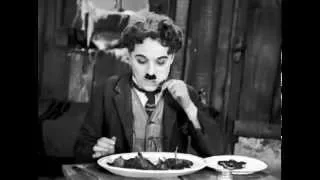 Чарли Чаплин ест ботинок avi