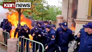 Protestuesit hedhin molotovë në derën e bashkisë së Tiranës
