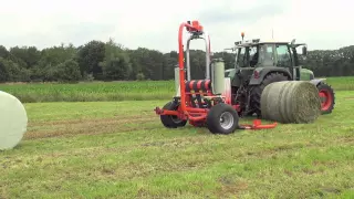 KUHN RW 1800 C Autoload & Autoswitch - Round bale wrappers (In action)