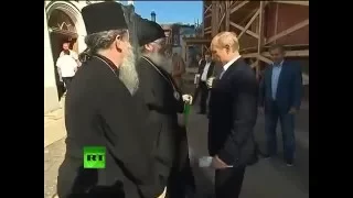 Случай на острове Валаам. Монах хотел поцеловать руку Президенту. Путин в ответ показал монаху кулак