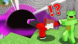 Black Hole vs. Security House Battle - Minecraft challenge Cash and Nico Maizen