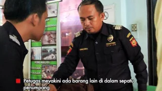 Petugas Memaksa Penumpang Masukan Sepatu ke Mesin X Ray Part 01 - Indonesia Border 16/01