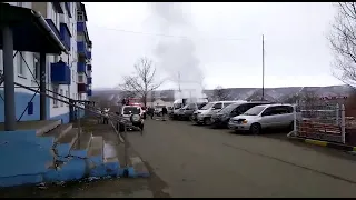 В Александровск-Сахалинском во дворе дома загорелся автофургон