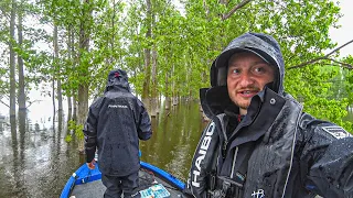 ЗАПЛЫЛИ В ЛЕС. СПАСЛИ ПОХОТЛИВЫХ САЗАНОВ. ВЕЧЁРКА НА ПОПЛАВОК.  ЛОДКА ТАКТИКА С MIKATSU 9.9 ЧАСТЬ 2.