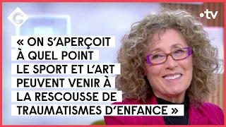 Invités : Mireille Dumas et Julien Courbet - C à vous - 25/11/2021