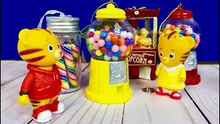 Mini GUMBALL MACHINE and CANDY CHRISTMAS SURPRISE with DANIEL TIGER NEIGHBOURHOOD TOYS!