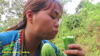 Primitive Life - Girl Solo Bushcraft Find Fruit To Survival In The Rainforest Meet Aboriginal Guy