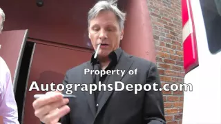 Viggo Mortensen grumpily signs autographs during a smoke break at SIFF (Seattle '16)