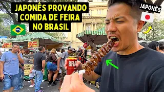 Japonês provando comida de feira no Brasil