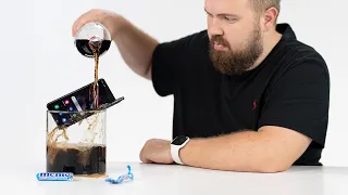 Samsung Galaxy Z Fold 3 vs. Coca-Cola + Mentos. Что такое IPX8?