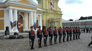 Показательное выступление роты почетного караула в день Гвардии