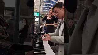 Ukranian violonist join a pianist at the Gare du Nord