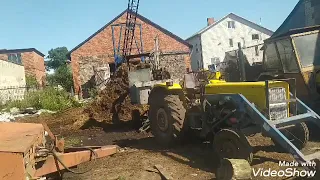 Dzwięki silnika przy załadunku obornika cyklopem na rozrzutnik. Polskie maszyny