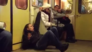 Наркоман в метро. Киев. Полный неадекват.
