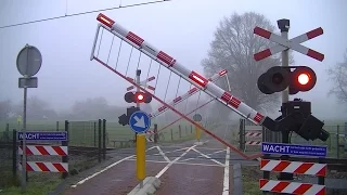 Spoorwegovergang Barneveld Zuid // Dutch railroad crossing