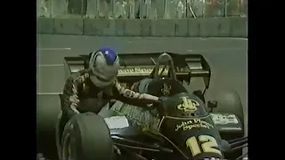 Dallas gp 1984 Nigel Mansell sviene mentre spinge la sua Lotus