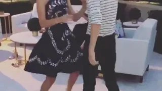 millie bobby brown y noah schnapp bailando