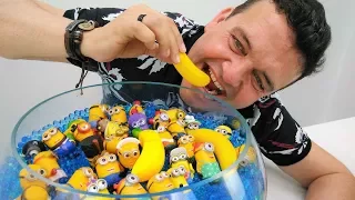 Minions en Español. Una piscina con bananas. Vídeos de juguetes para niños