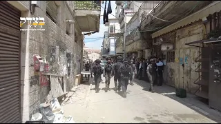 Israeli Police Removing Palestinian Flags from Mea Shearim