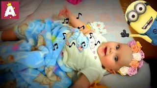 У ребенка режуться зубки Ангелина поет и играет с миньоном baby teething Angelina sings and plays wi