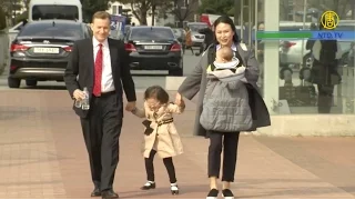 'Family blooper' goes viral after Korea expert's kids crash BBC interview