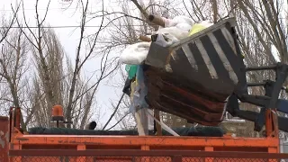 Пришли на помощь: волгоградские коммунальные службы разгребают мусорные завалы за регоператора
