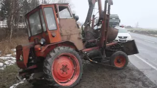 Kelyje Via Baltica apsivertė automobilis, vežęs traktorių