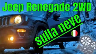 Super Jeep Renegade 2WD su una salita innevata e gomme estive