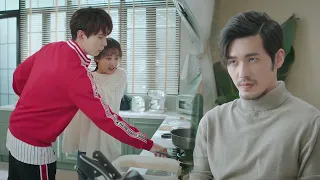 Cinderella deliberately flirts with a handsome guy, CEO is jealous and holds back his anger!