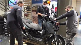 unboxing the new 2022 YAMAHA XMAX 300
