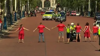 Protesters stop Boris Johnson's car on the way into Buckingham Palace