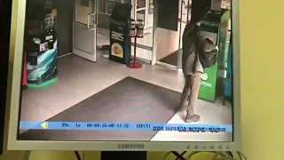 На Камчатке полиция розыскивает мужчину, который забрал из банкомата "Сбербанка" чужие деньги