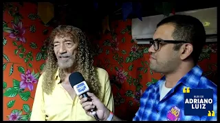 ADRIANO LUIZ ENTREVISTA O CANTOR ASSISÃO NO SÃO JOÃO NA ROÇA 2023 NA VILA RAFAEL EM CARUARU