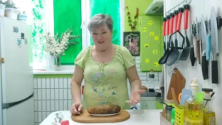 Мариновка циплят и готовый свиной рулет со специями.