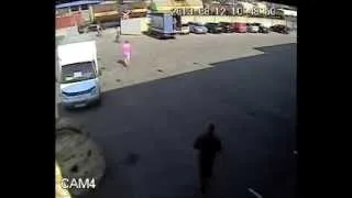 Поезд таранит Шевроле Авео