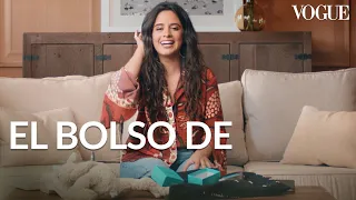 Camila Cabello cuenta en español qué lleva en su bolso | El bolso de | Vogue México y Latinoamérica