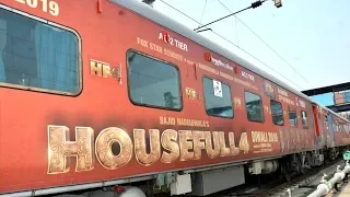 "Housefull 4" फिल्म की पूरी स्टार कास्ट स्पेशल ट्रेन पर सवार दिल्ली पहुंची मीडिया से धक्का-मुक्की