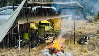 Autocamping im Regen - 4x4-LKW und erhöhtes Zelt mit Lagerfeuer und meinem Hund