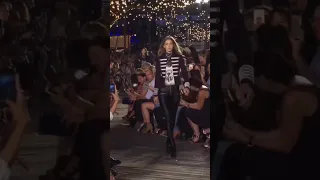 Bella Hadid , Kendall Jenner , Kaia Gerber , Gigi Hadid , Yasmin Wijnaldum , Irina Shayk - Runway W.