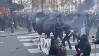 Беспорядки в центре Парижа против законопроекта "О глобальной безопасности"