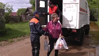 Эвакуироваться на лодках из затопленных домов приходится жителям с.Раздольное ЕАО