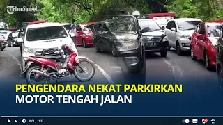 Viral, Pengendara Parkirkan Motor Tengah Jalan Diduga Kesal Banyak Mobil Lawan Arah